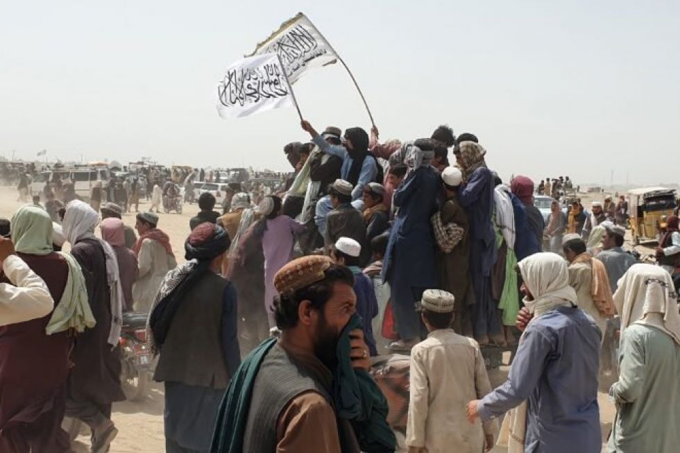 Los talibanes dicen haber tomado un puesto fronterizo clave de Afganistán con Pakistán