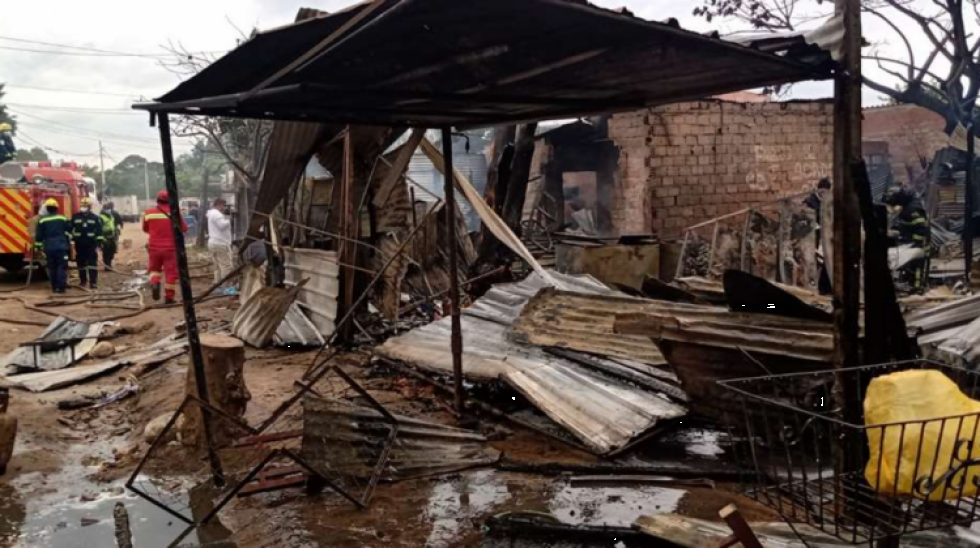 Voraz incendio consume varias viviendas precarias en un barrio de Santa Cruz