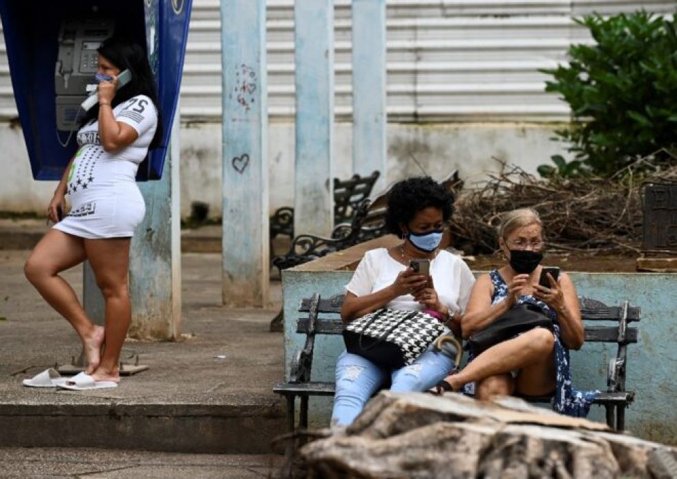 Biden estudia restaurar internet en la “fallida” Cuba y le ofrece vacunas