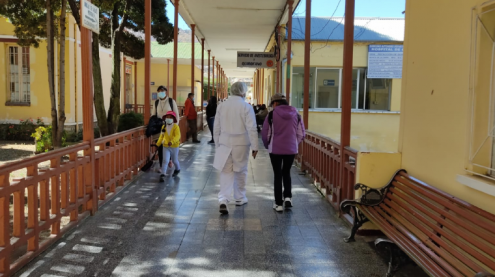 Colegio Médico perfila que la cuarta ola será "moderada" y llegará entre agosto y octubre a Bolivia