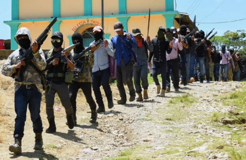 Autodefensa indígena “El Machete” muestra sus armas en sur de México