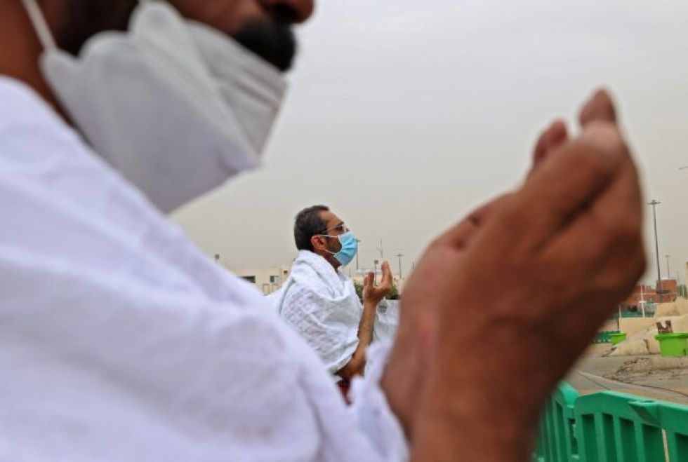 Fieles acuden al monte Arafat en momento cumbre de la peregrinación a La Meca