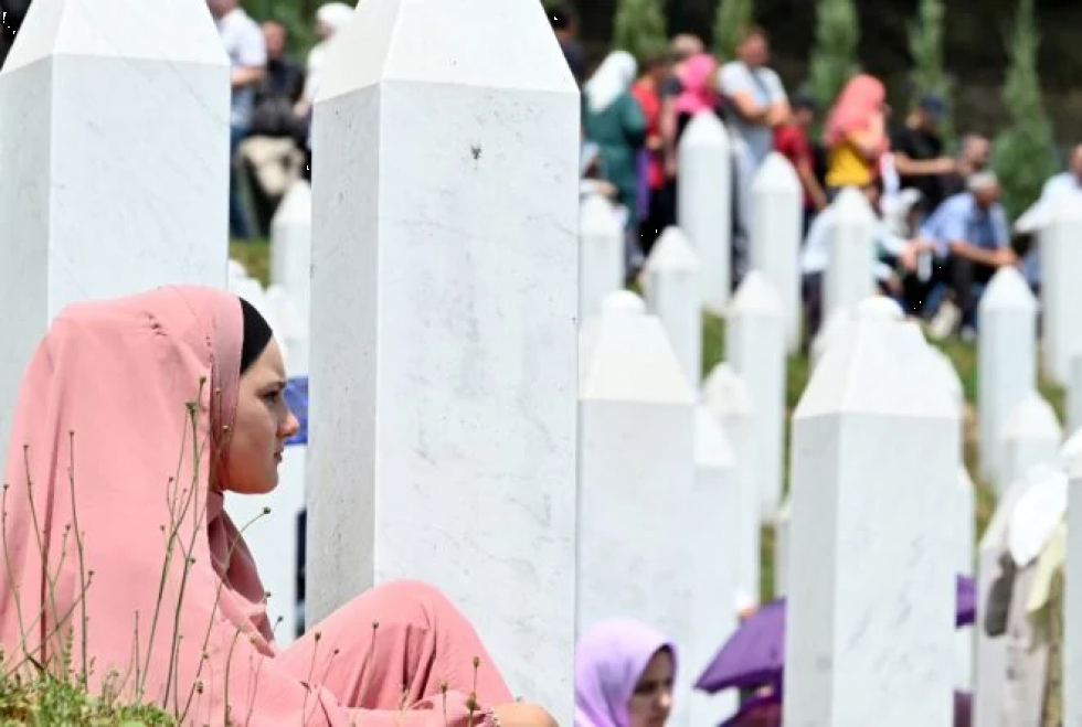 Líder serbio amenaza con la “disolución” de Bosnia tras prohibirse negar genocidio