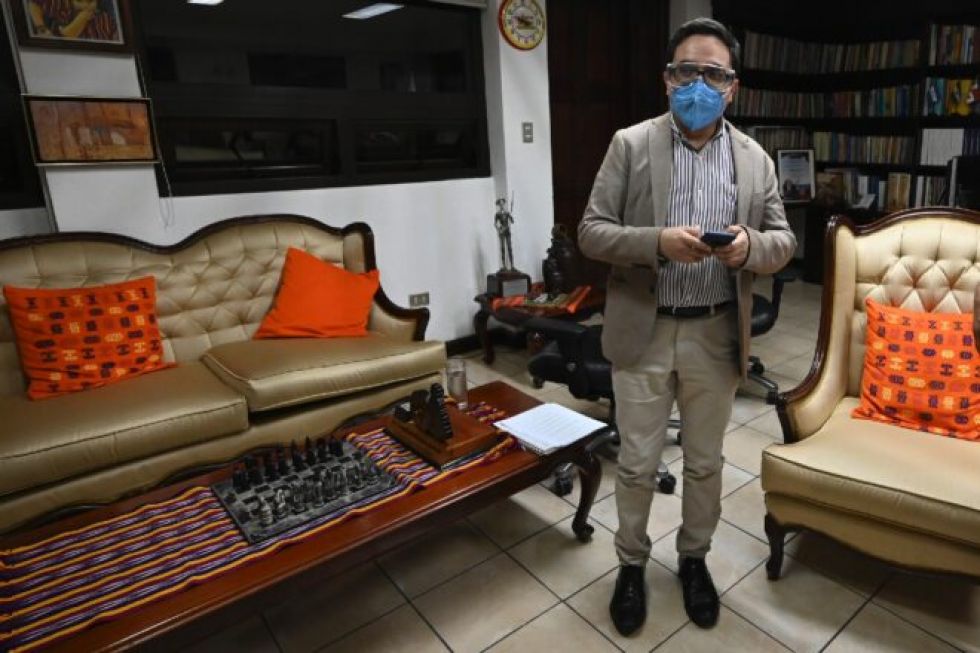 Destituido fiscal anticorrupción abandona Guatemala para “resguardar su vida”