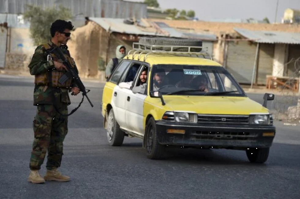 Miles de familias afganas huyen de los combates en un antiguo bastión talibán