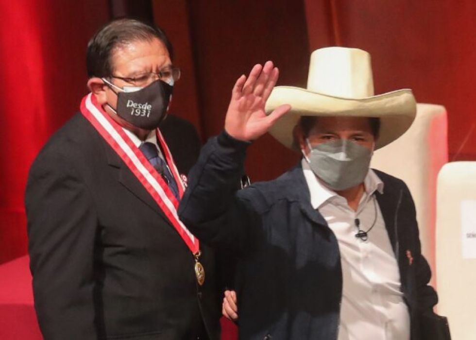 Jefe de Fuerzas Armadas renuncia a tres de días de cambio de gobierno en Perú