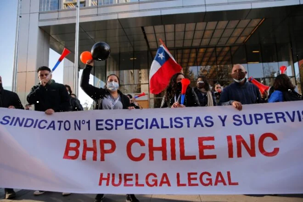 Trabajadores de Escondida, la mayor mina de cobre en Chile, aprueban ir a huelga