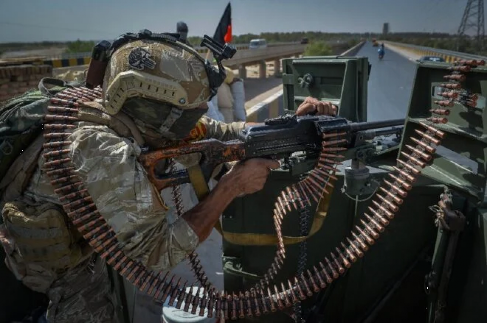Talibanes atacan aeropuerto de Kandahar, segunda ciudad de Afganistán