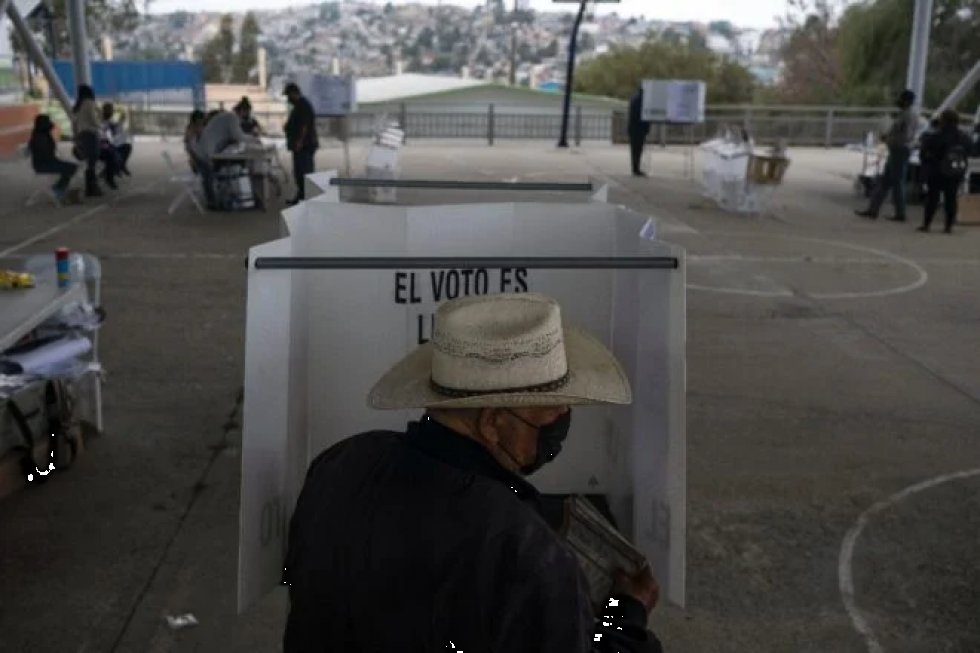 Pobre participación en referendo deja en el limbo investigación a expresidentes mexicanos