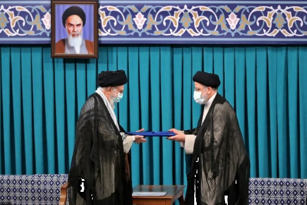 El ultraconservador Ebrahim es Raisi investido nuevo presidente de Irán