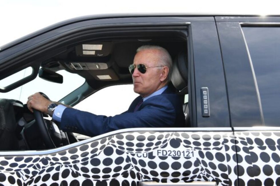 Biden quiere acelerar la expansión del auto eléctrico en EEUU