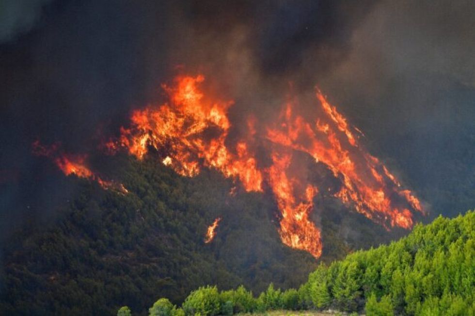 Bomberos griegos luchan contra dos incendios en Olimpia y la isla de Eubea