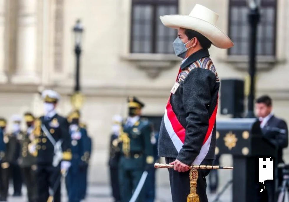 Presidente peruano Castillo recibe primera dosis de vacuna contra el covid-19