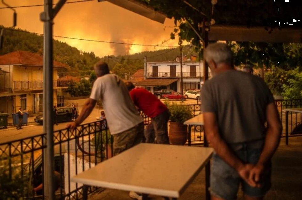 El fuego abrasa la isla griega de Eubea pero baja de intensidad en Turquía