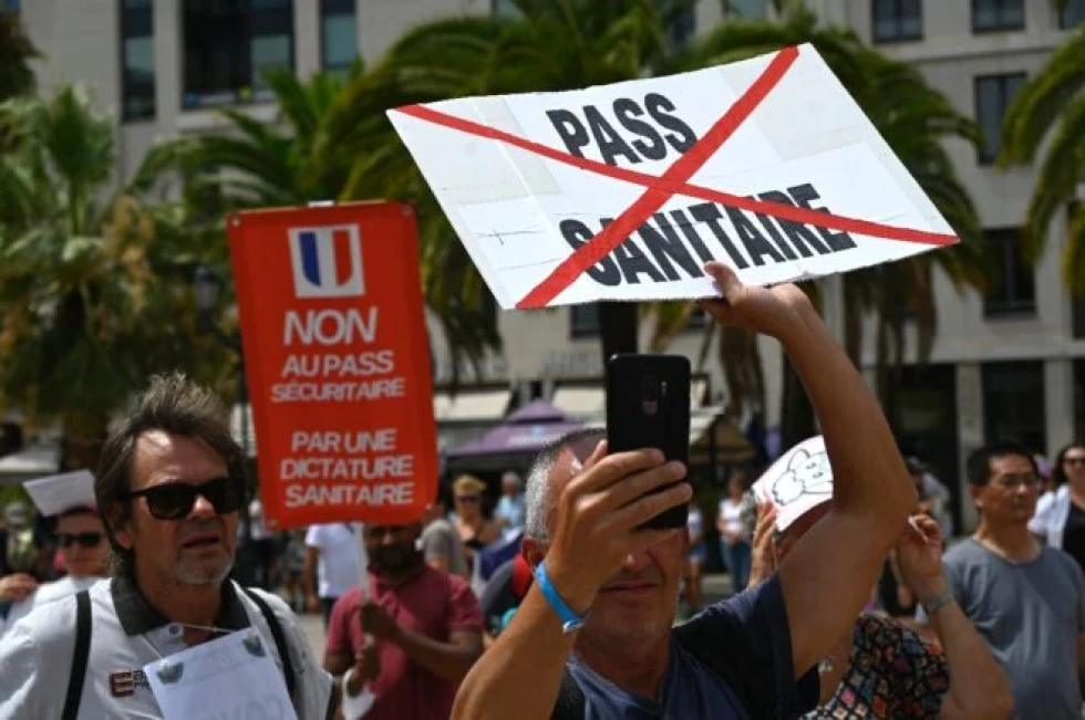 Francia extiende exigencia del pase sanitario a partir del lunes, pese a protestas