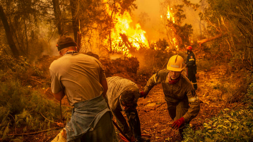 "Cuerpo a cuerpo" de los bomberos contra el devastador incendio en la isla griega de Eubea