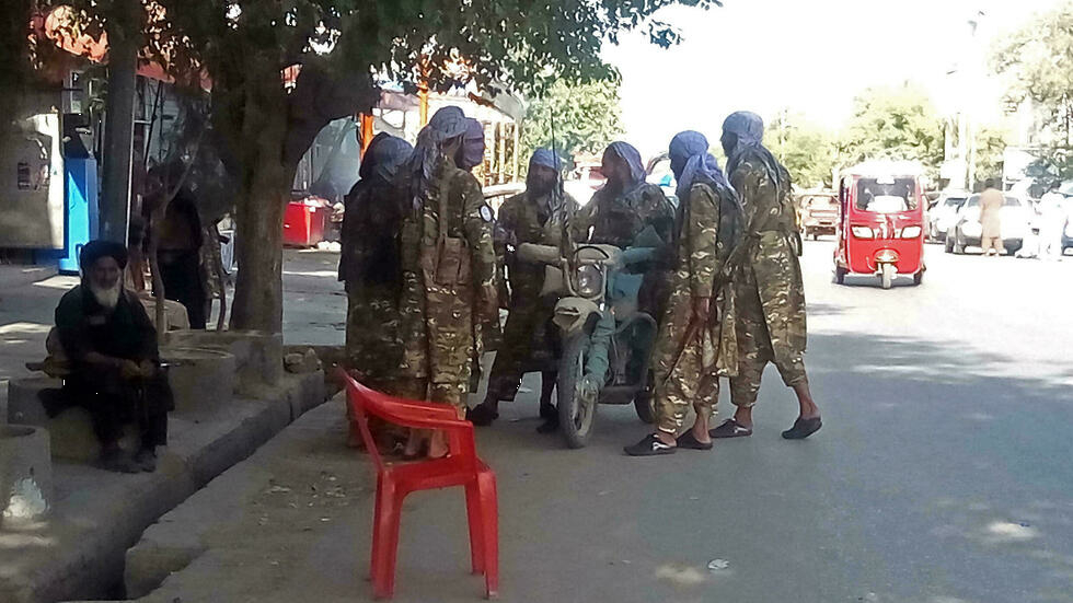 En Kunduz, Afganistán, los civiles huyen asustados y los talibanes se muestran orgullosos