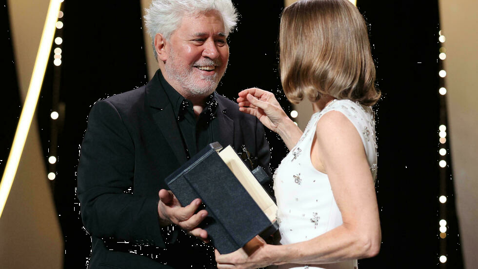 Almodóvar critica la breve retirada del cartel de su nueva película en Instagram