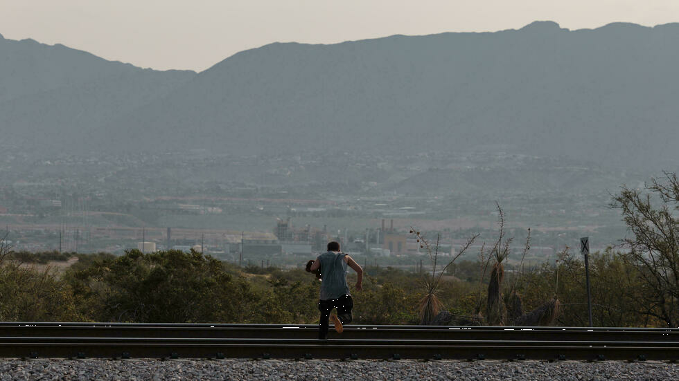 Un número "sin precedentes" de migrantes cruza la frontera con México, dice EEUU