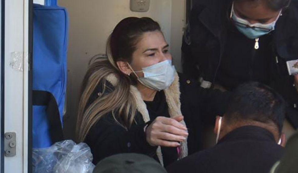 Denuncia de ‘abuso’ y polémica marcaron nueva salida de Añez a examen médico