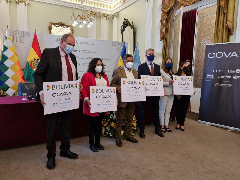 Bolivia recibe 153.600 dosis de AstraZeneca donadas por Suecia bajo el mecanismo COVAX