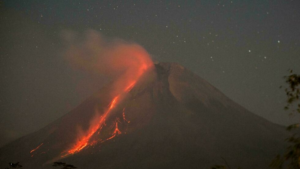 Un importante volcán indonesio entra en erupción