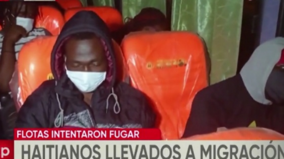 Dos buses trasladaban 80 haitianos de Cochabamba hacia La Paz