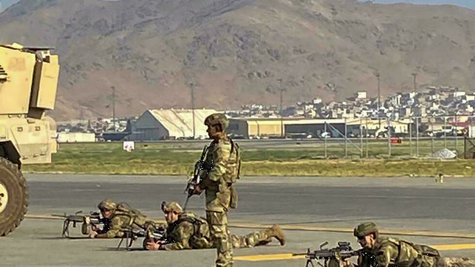 Confusión y desesperación en el aeropuerto de Kabul, donde miles de afganos tratan de huir