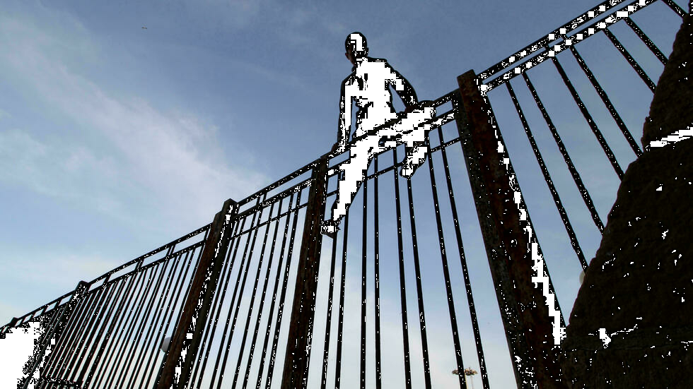 Medio centenar de inmigrantes ingresan al enclave español de Melilla