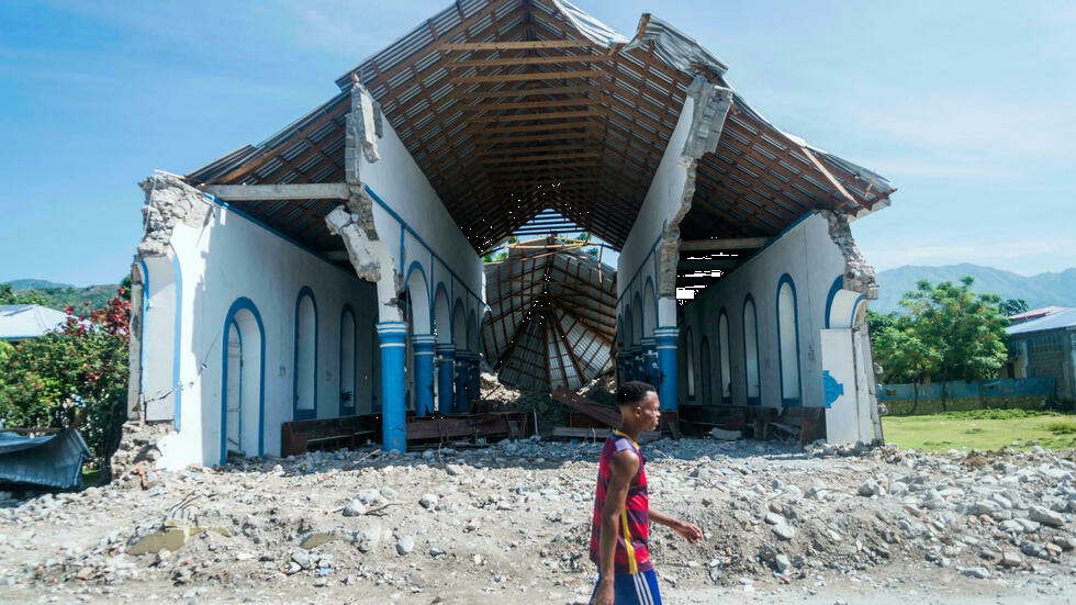 Destruida por el sismo, una iglesia de Haití llora sus muertos