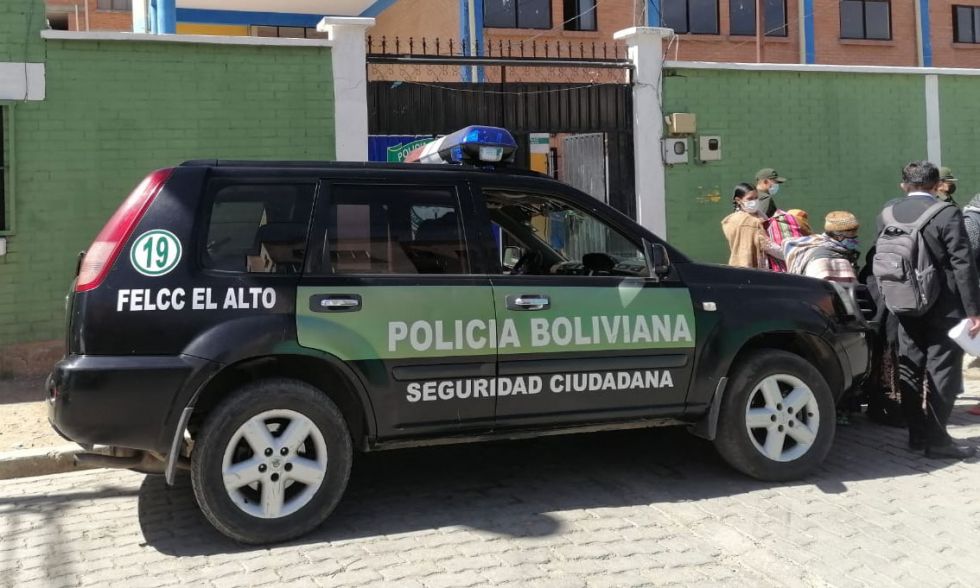El Alto: Abandonaron en una carretera a ‘tragón’ en cuyo cuerpo explotó una cápsula de droga y falleció