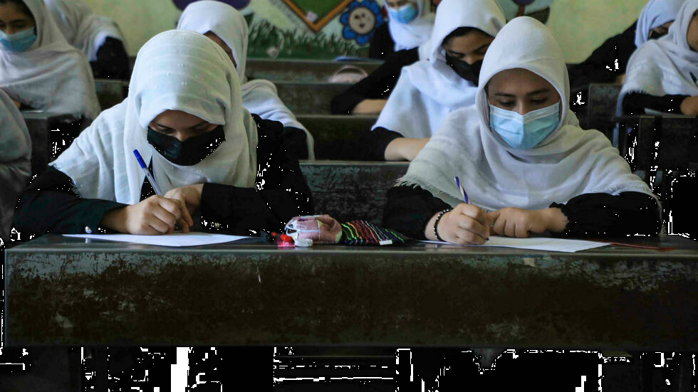 Niñas afganas regresan a la escuela en Herat tras la toma del poder de los talibanes