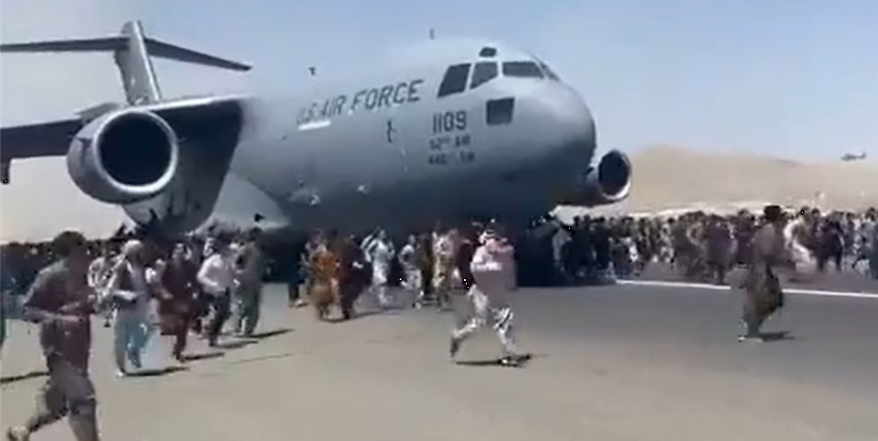 Hallan restos humanos en tren de aterrizaje de avión de EEUU que partió de Kabul