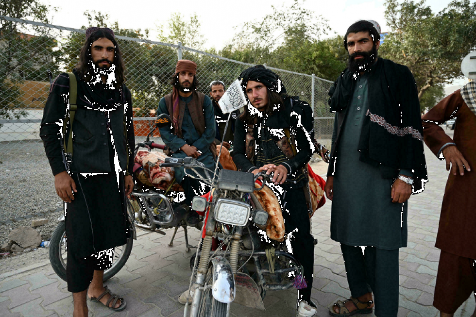 Los talibanes son acusados de impedir la salida de afganos que quieren abandonar el país