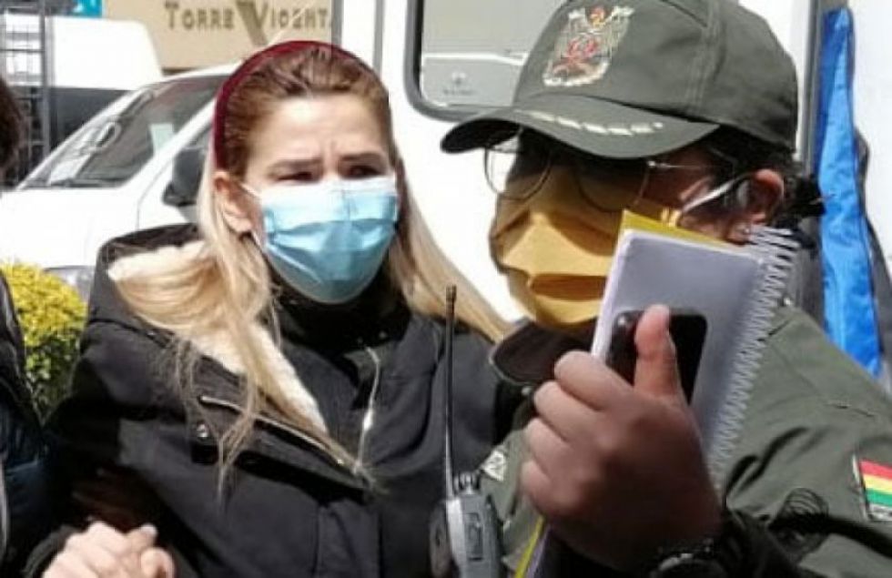 Jeanine Áñez atenta contra su vida; es atendida por médicos