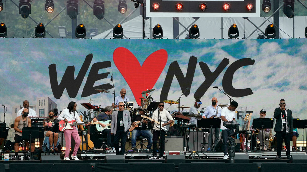Con pandemia y amenaza de huracán, Nueva York celebra un concierto con miles de personas