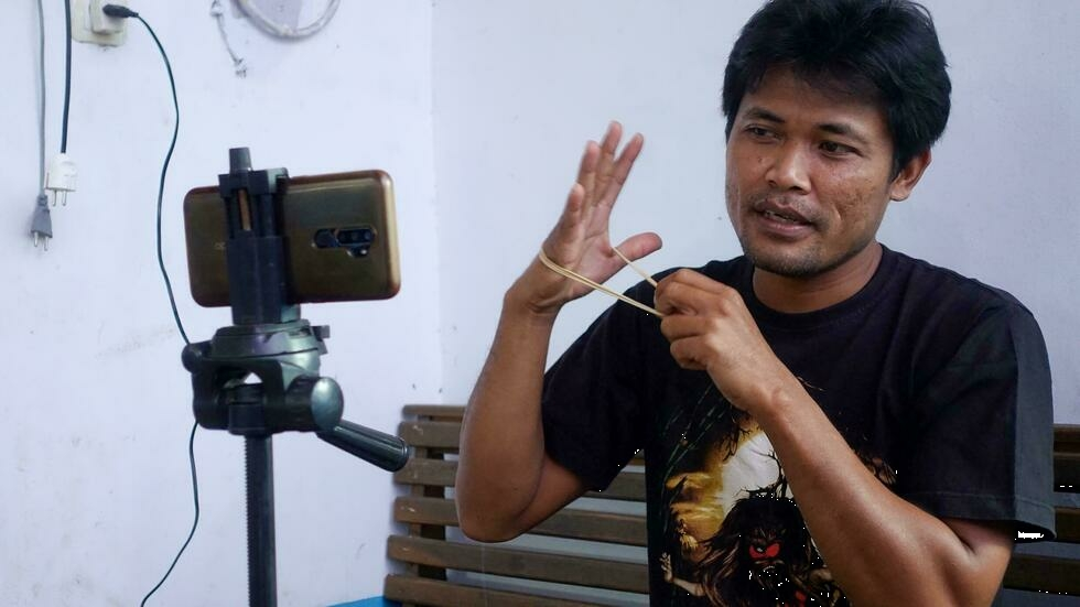 Mecánico 'influencer' de Indonesia transformó a su comunidad en un "pueblo de YouTubers"