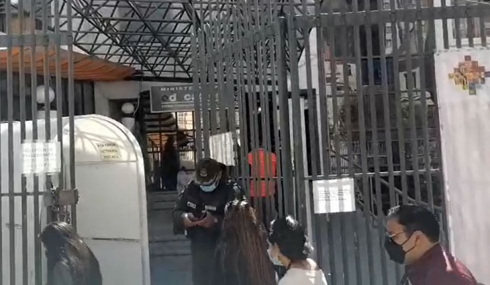 Policía realiza registro en el Ministerio de Educación por caso tráfico de influencias