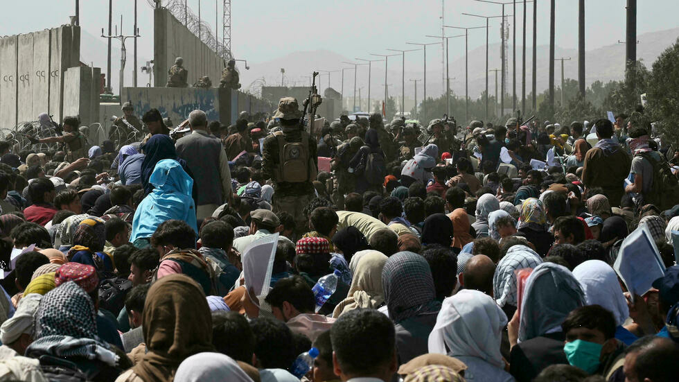 Los afganos afrontan una "imposible" carrera contra el tiempo por salir de Kabul