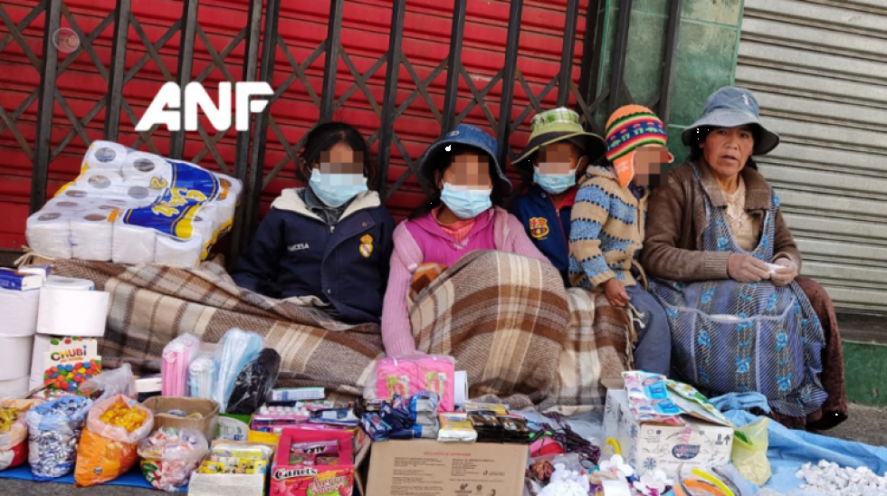 Leticia tiene cáncer y recorre las calles de El Alto con 4 hijos para ganarse "el pan del día"