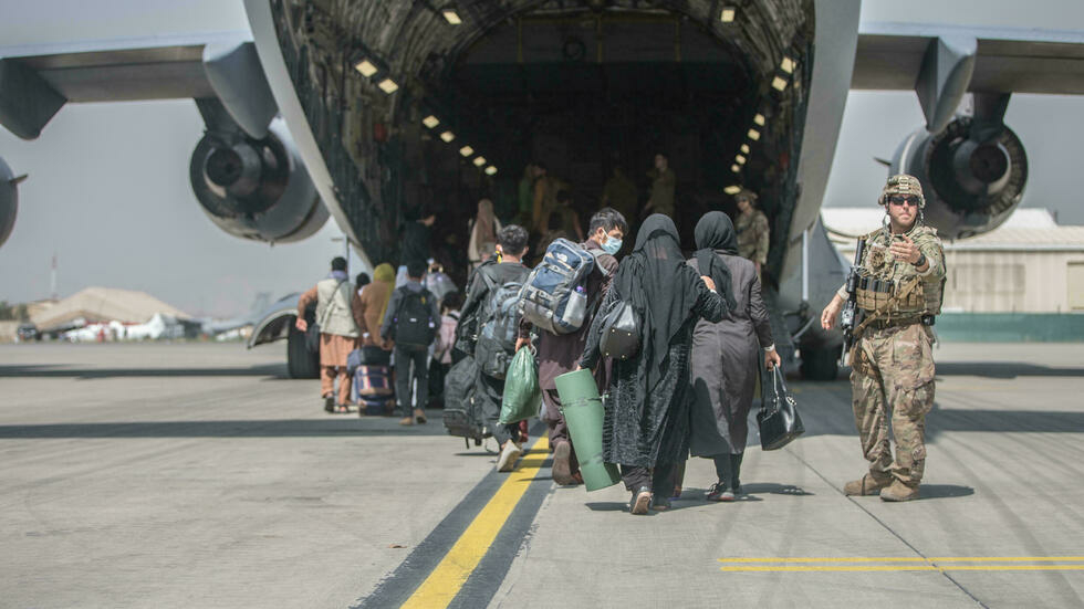 EEUU acelera evacuaciones de Afganistán tras advertencia de los talibanes