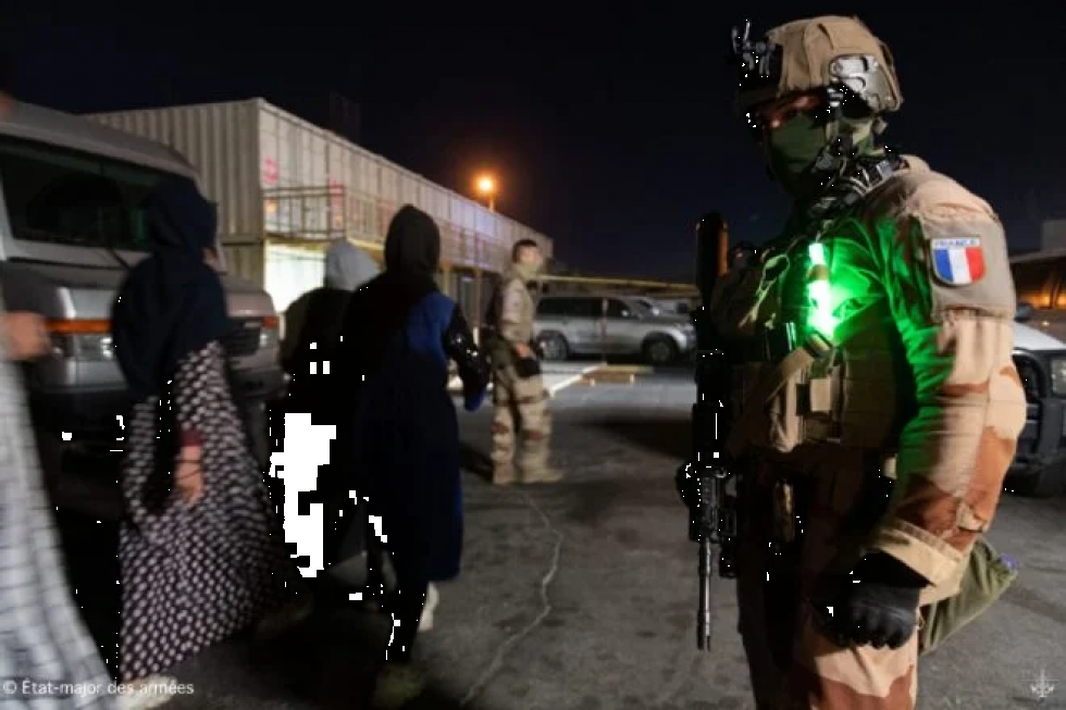 Afganos se apresuran a huir de los talibanes a días del fin de las evacuaciones