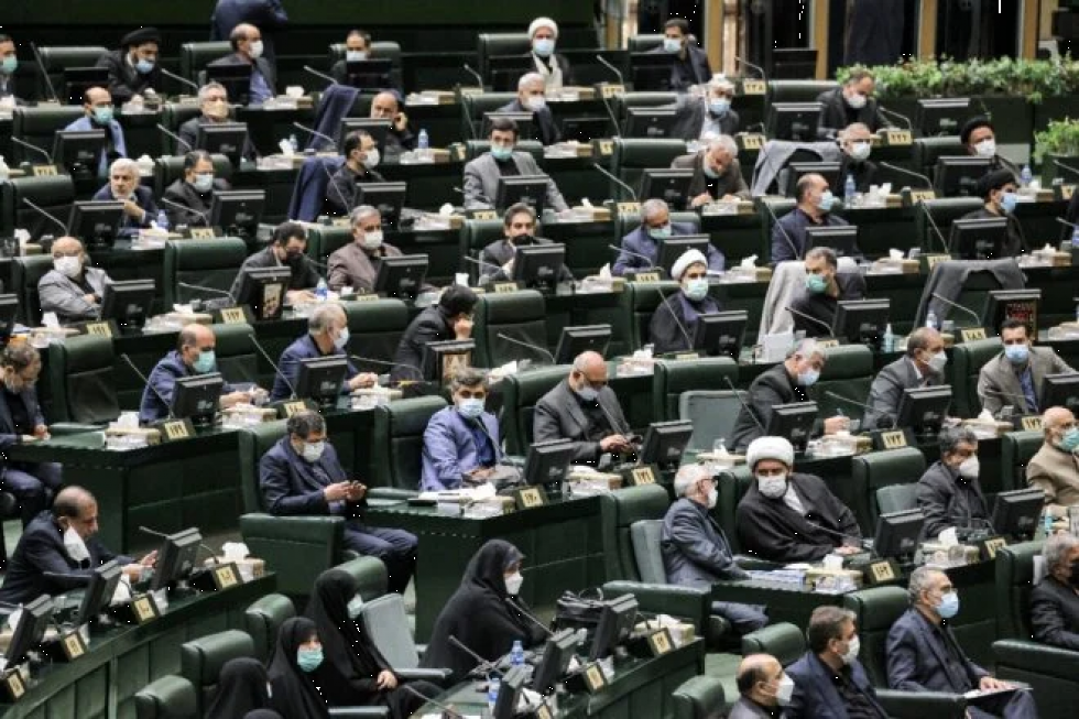 Parlamento iraní debate voto de confianza al gobierno del presidente Raisi