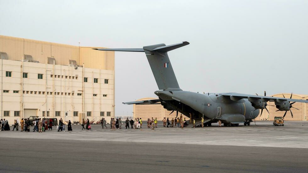 Informan que Emiratos ayudó a evacuar a 28.000 personas de Afganistán