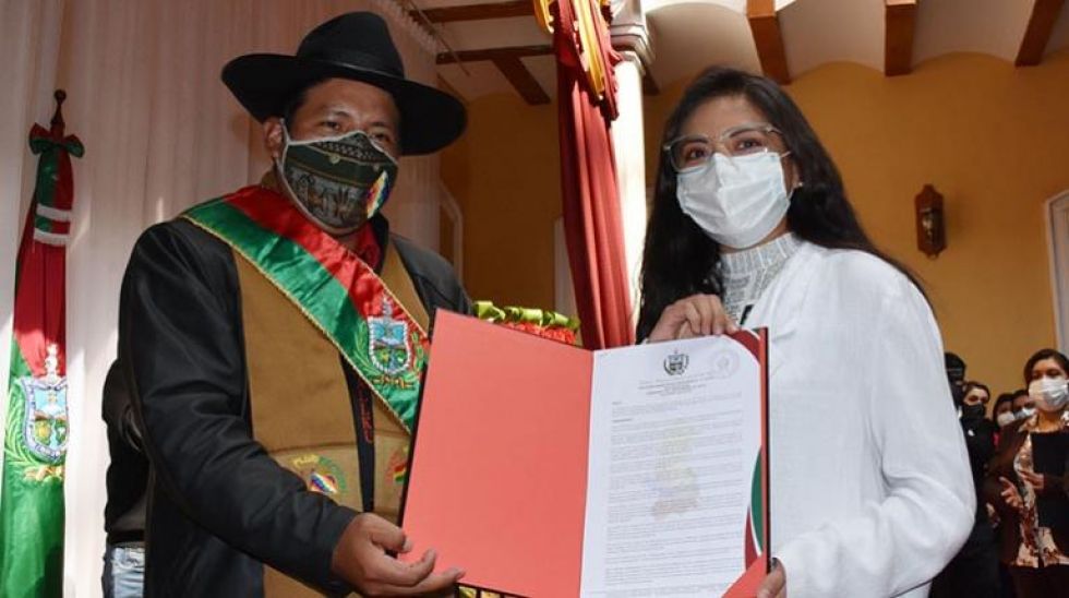 La Paz: Leyla Castro renuncia como Secretaria de la Gobernación y deja el cargo a su tío