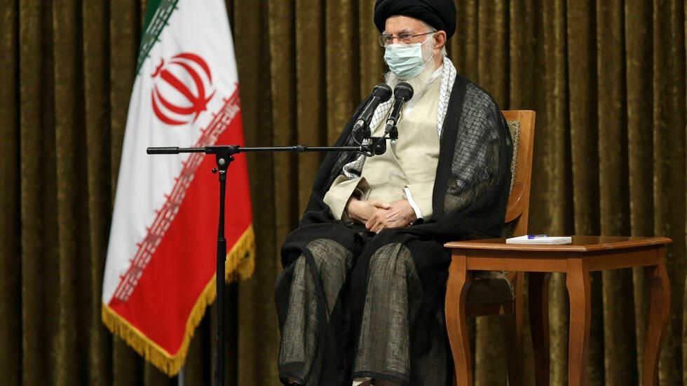 El líder supremo iraní acusa a Biden de exigir "lo mismo" que Trump sobre tema nuclear