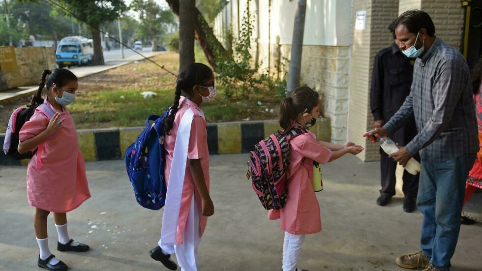 Los profesores tendrían que ser prioritarios para la vacuna anticovid, dice la OMS