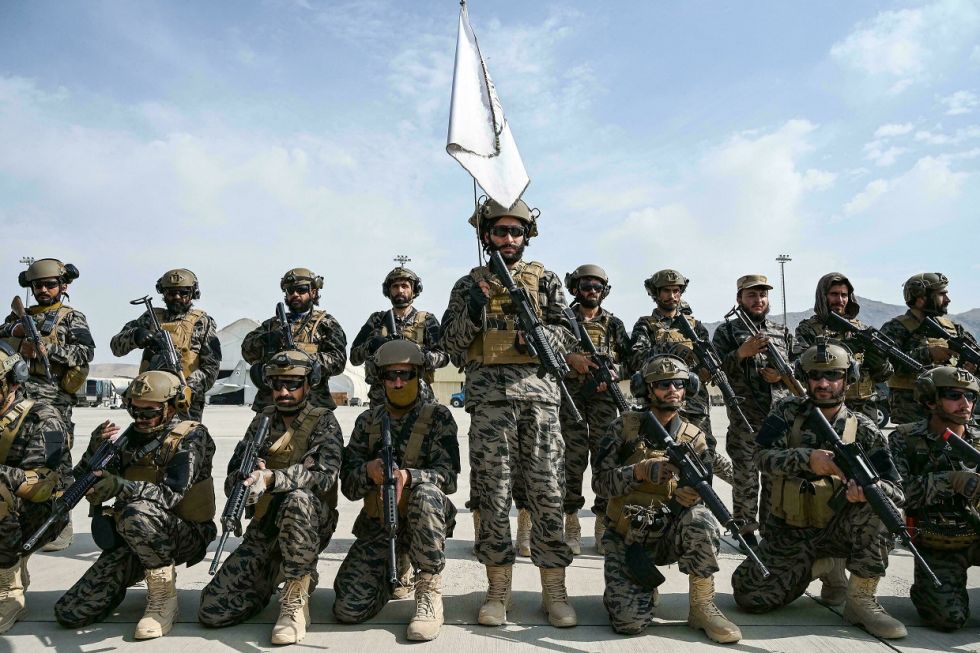 Los talibanes desfilan triunfales en el aeropuerto de Kabul tras la retirada de EEUU