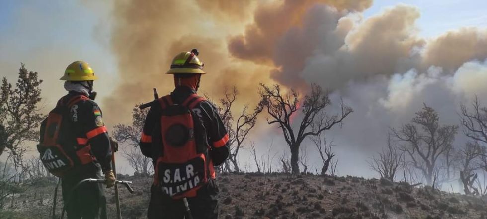 Una mujer bombero muere en medio de un incendio forestal en Cochabamba