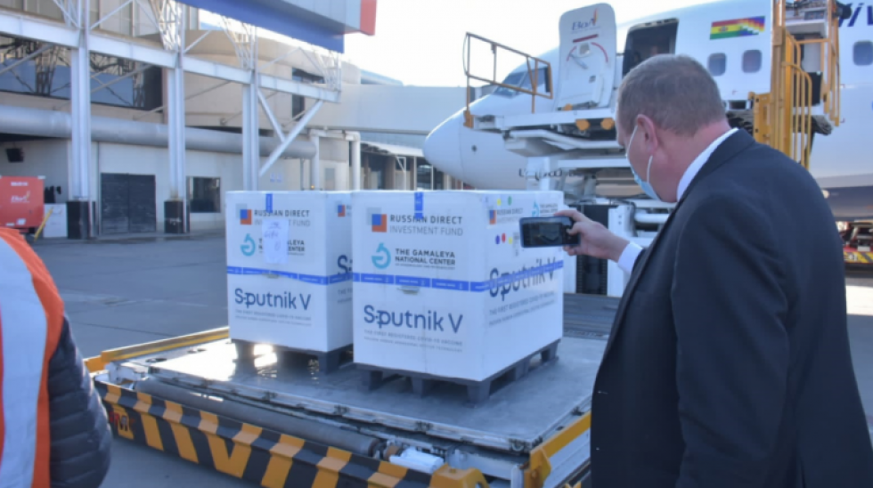 Llega a Bolivia un lote de 30 mil segundas dosis de la vacuna Sputnik-V